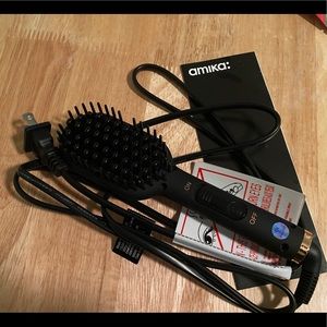 Amika mini hair straightening brush